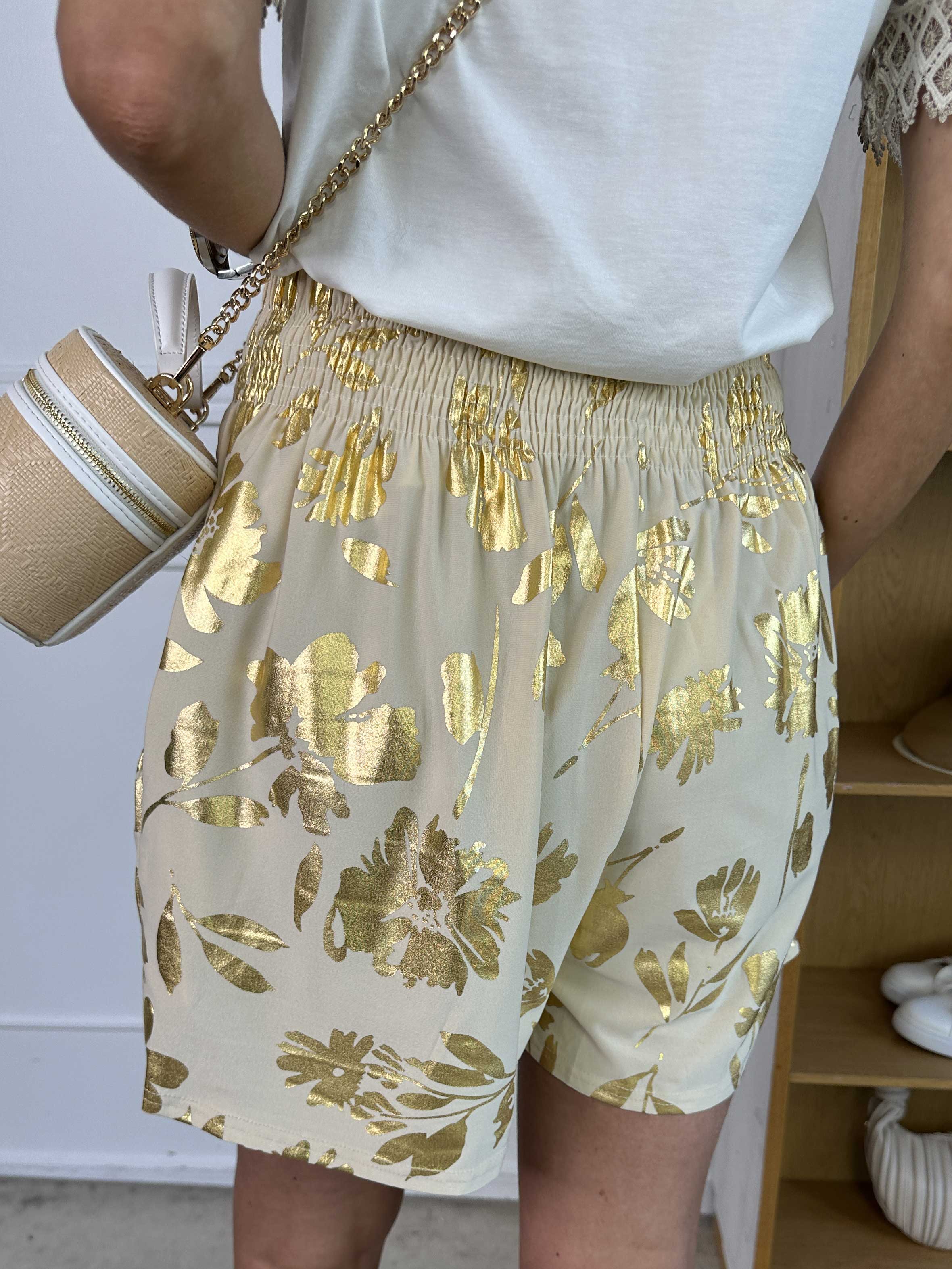Pams Gold Flower Shorts - Elastiska shorts med guldblad